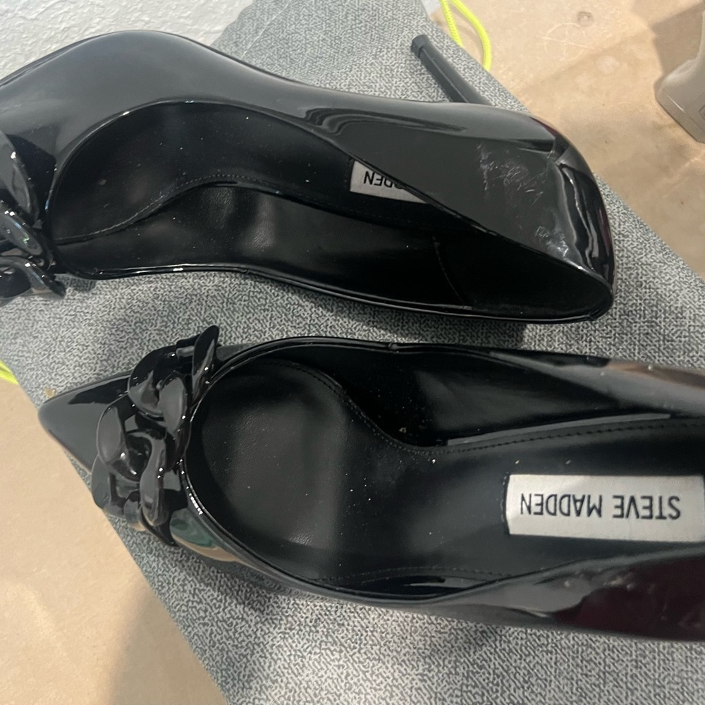 Beautiful black Patent pumps